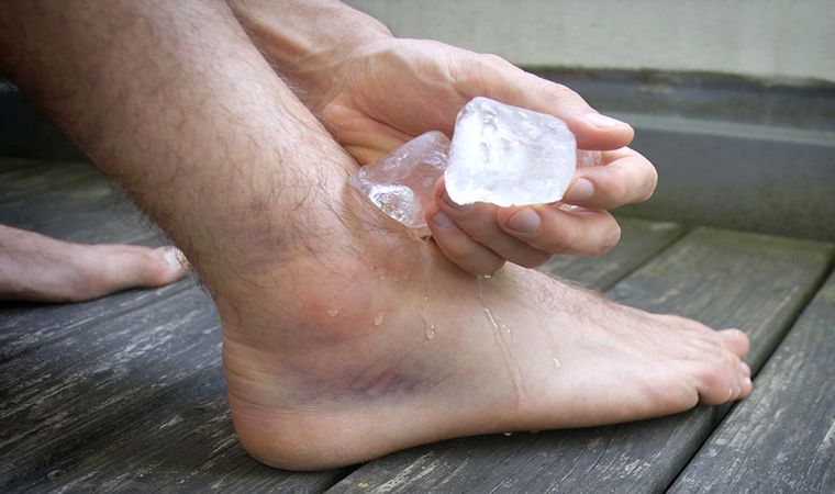 ماساژ ساق پا با یخ برای درمان شین اسپلینت