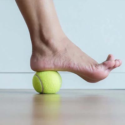 تمرین با توپ گلف برای تقویت مچ پا
