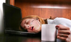 علت خواب آلودگی زیاد چیست و چطور آن را رفع کنیم؟
